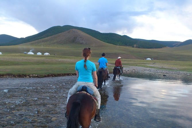 14 days Combination of Gobi and Central Mongolia - Day 2: Tsagaan Suvarga and the sculpted White Stupa