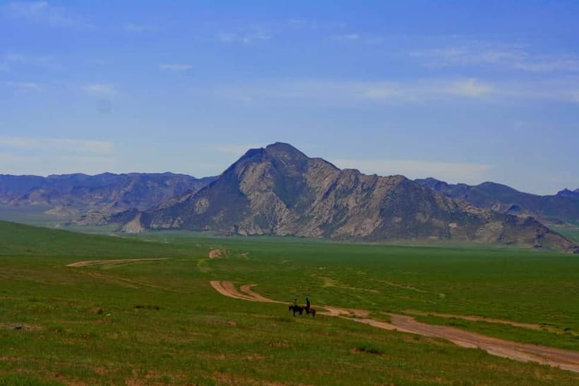 2 Day / Visit Khar kharom and Elsen tasarkhai sand dune - Ovgon Monastery above Khugnu Khaan National Park