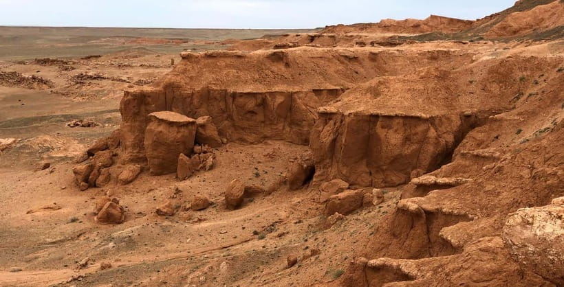 Bus tour to visit Gobi 4 day - The guide and the small group setup