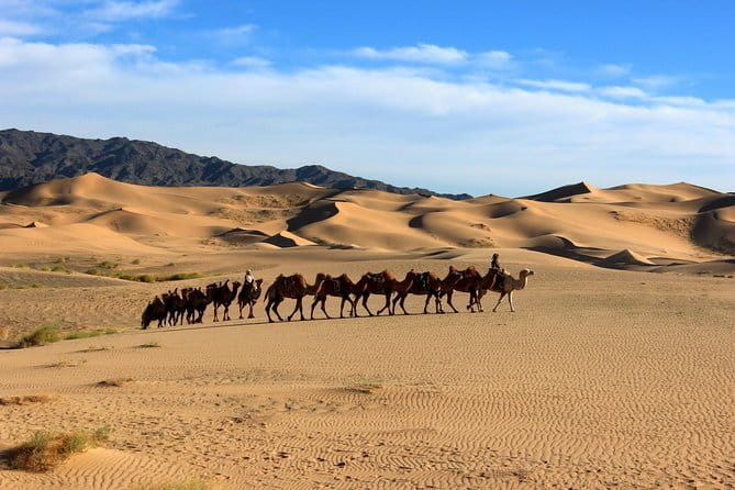 Gobi desert Mongolia for 8 days - Day 2: Tsagaan Suvarga’s pale cliff face