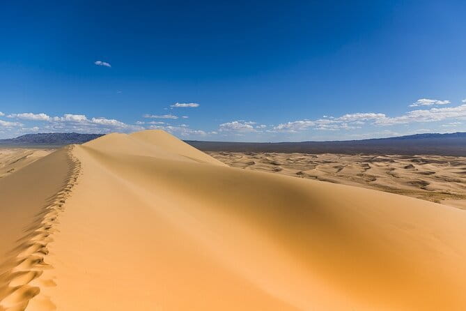 Gobi tour Mongolia 7 Days - Day 3: The colored cliffs of Tsagaan Suvarga
