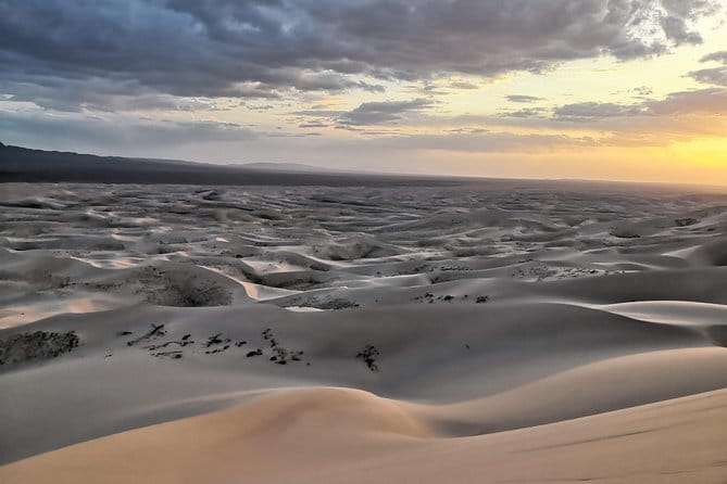 Majestic Gobi Desert with overnight in Terelj NP (incl. Chinggis Khan Statue) - Day 1: Tsagaan Suvarga and the first taste of the Gobi